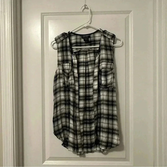 STOOSH Sleeveless Button Down Top (Colors- Black, White & Blue) - Picture 6 of 15